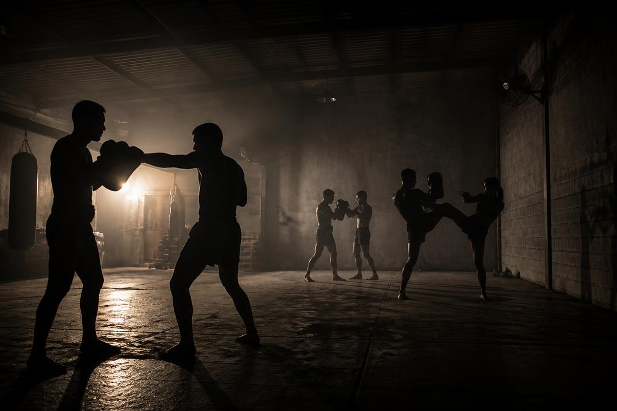 Groepsles kickboksen in een donkere zaal